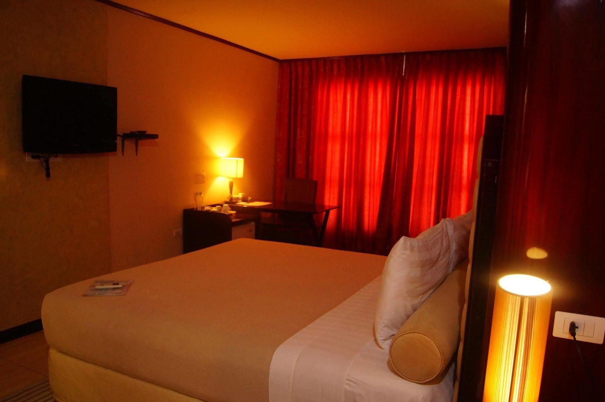 Dulcinea Hotel And Suites Lapu-Lapu City Buitenkant foto