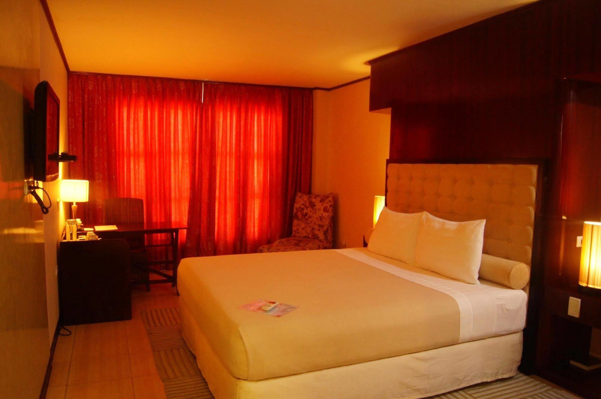 Dulcinea Hotel And Suites Lapu-Lapu City Buitenkant foto